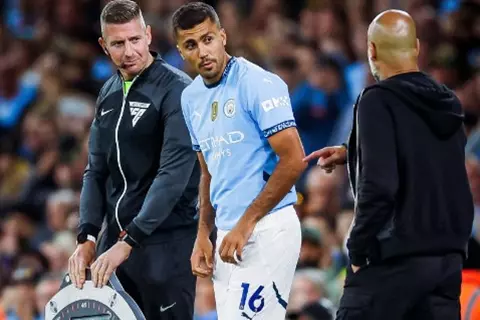 من باريس.. جوارديولا يحدد بديلا جديدا لرودري في مانشستر سيتي